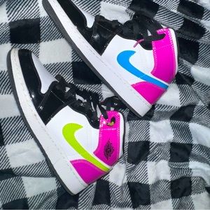 Air Jordan 1 Mid SE Cyber Size 5.5y in men’s, 7 in women’s.